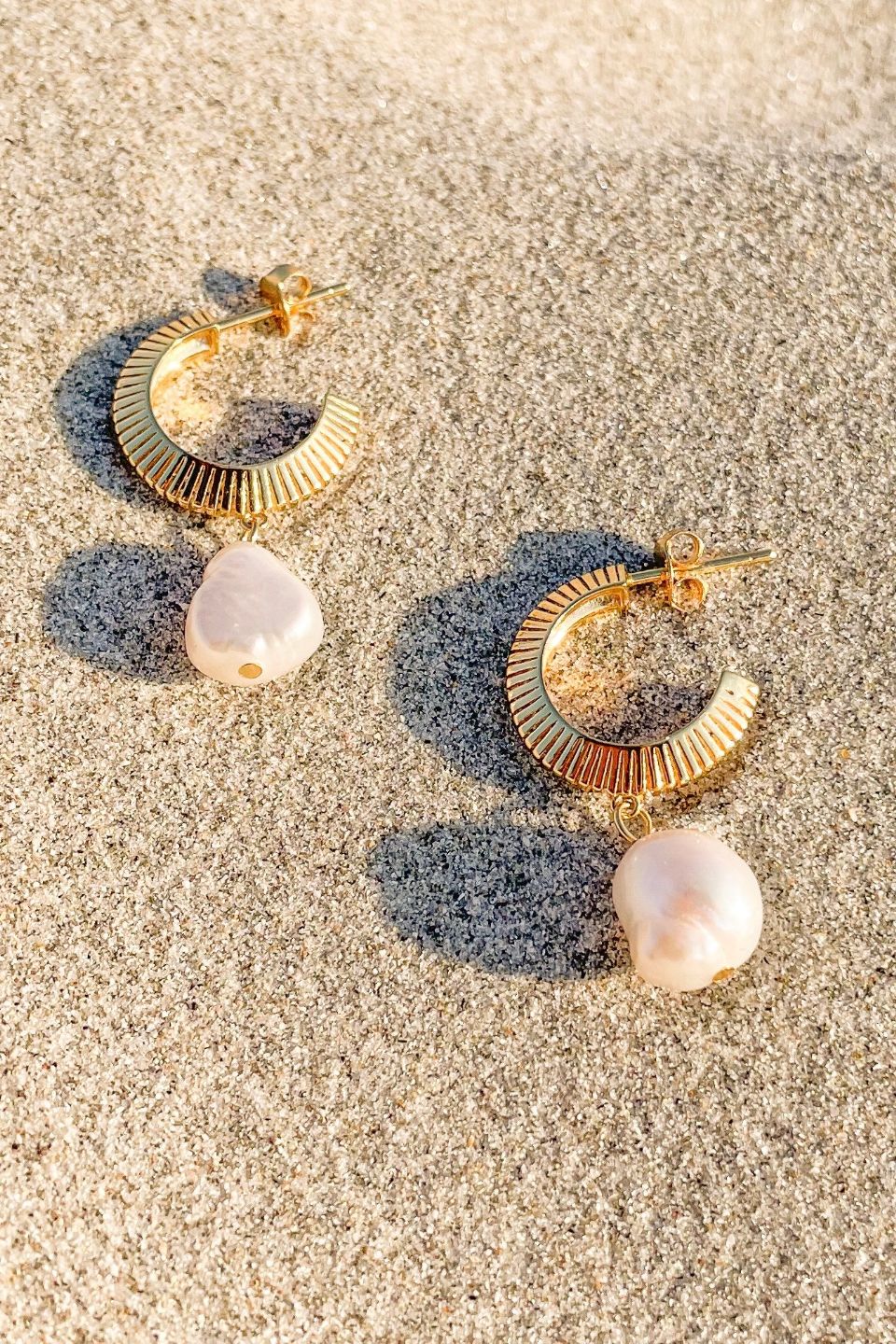 Aada Pearl Gold Hoop Earrings - Image 2