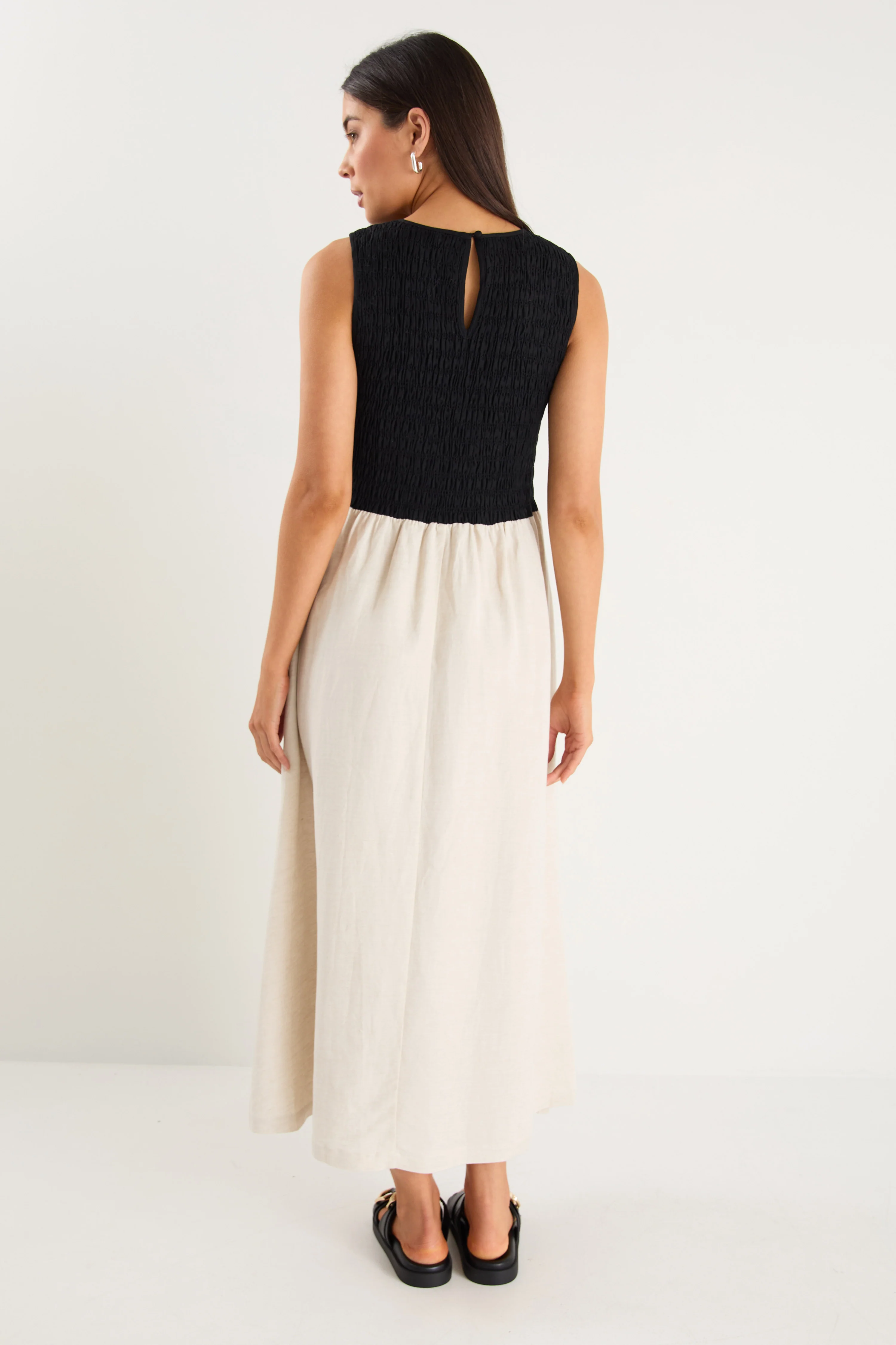 Bryar Black Natural Linen Blend SS Shirred Bodice Midi Dress - Image 5