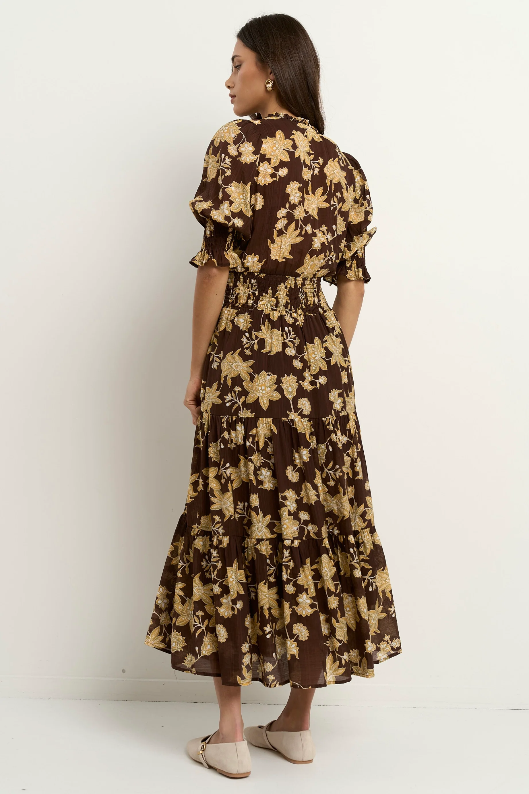 Charlie Chocolate Khaki Floral SS V Neck Tiered Midi Dress - Image 4