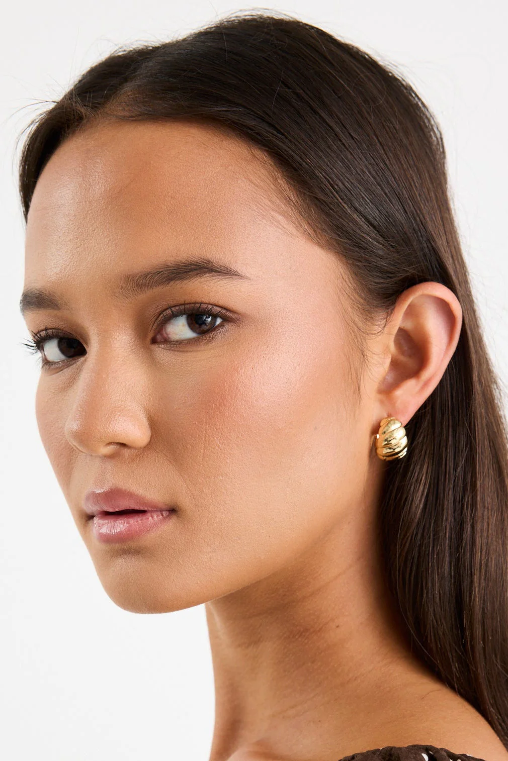 Chunky Ribbed Gold Hoop Earring - Image 2