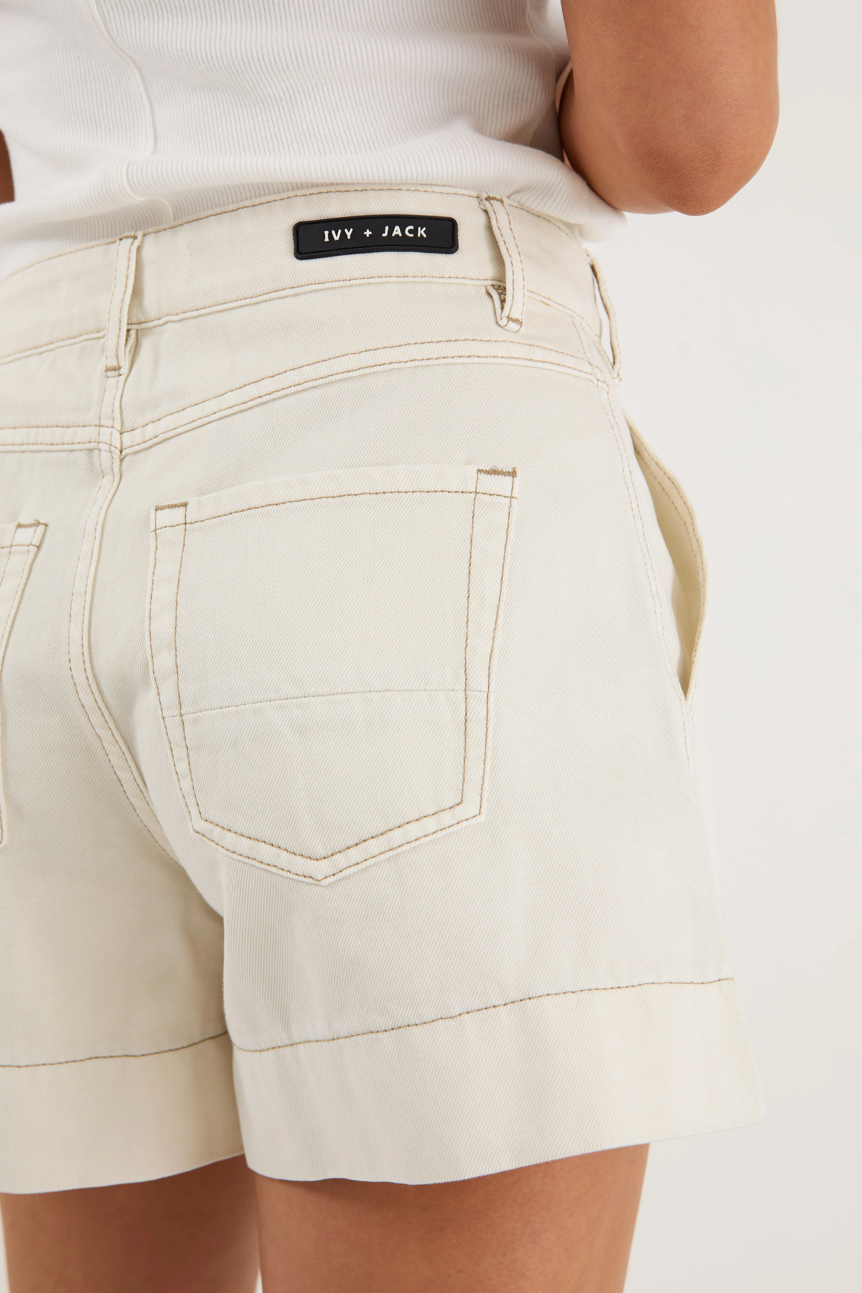 Kindly Ecru Pocket Front Denim Shorts - Image 4