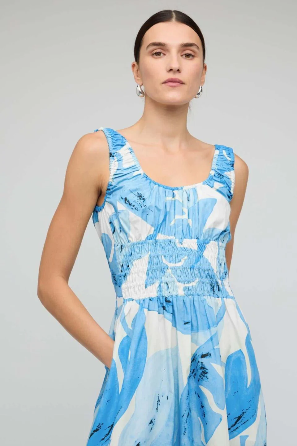 Leilani Blue Leaf Shirred Waist Sleeveless Midi Dress - Image 4