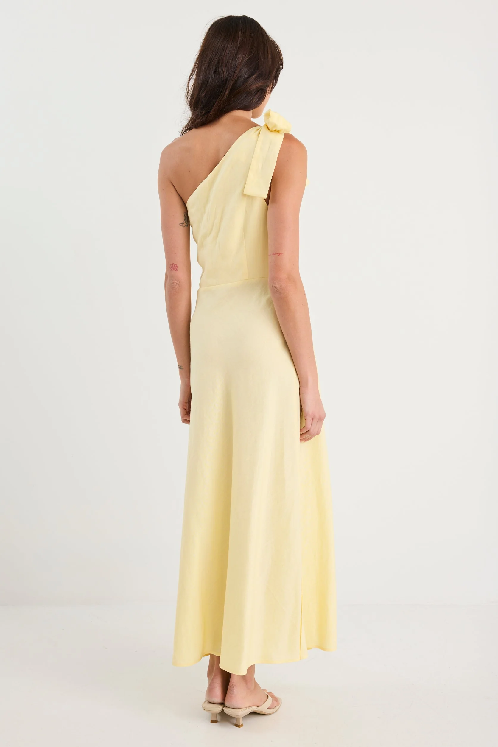 Mirror Butter Yellow Linen Blend One Shoulder Bow Midi Dress - Image 5