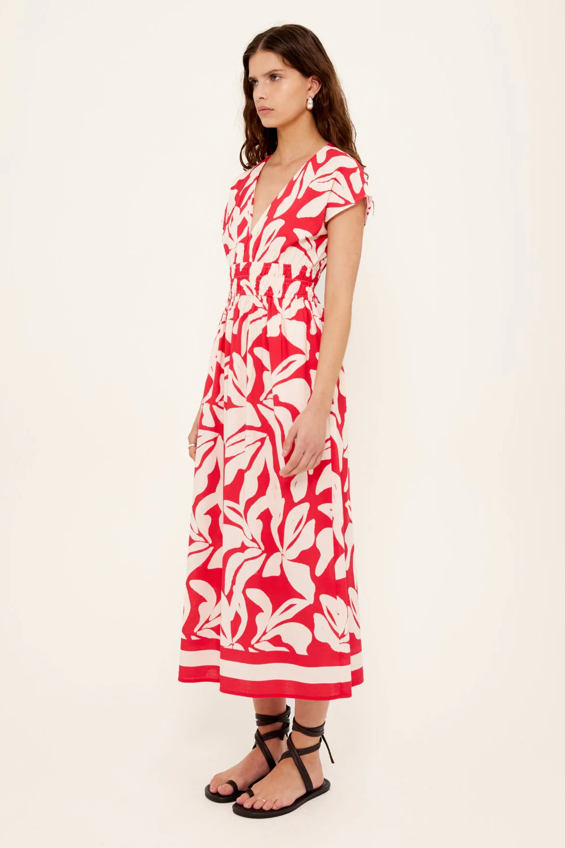 Serata Red Floral SS Shirred Waist Midi Dress - Image 3