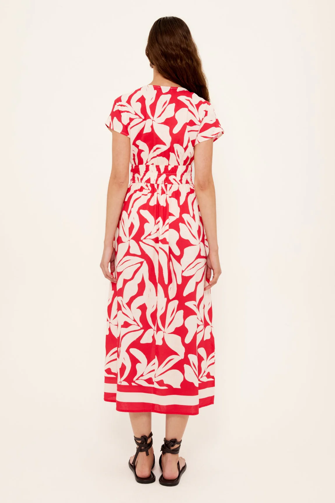 Serata Red Floral SS Shirred Waist Midi Dress - Image 4