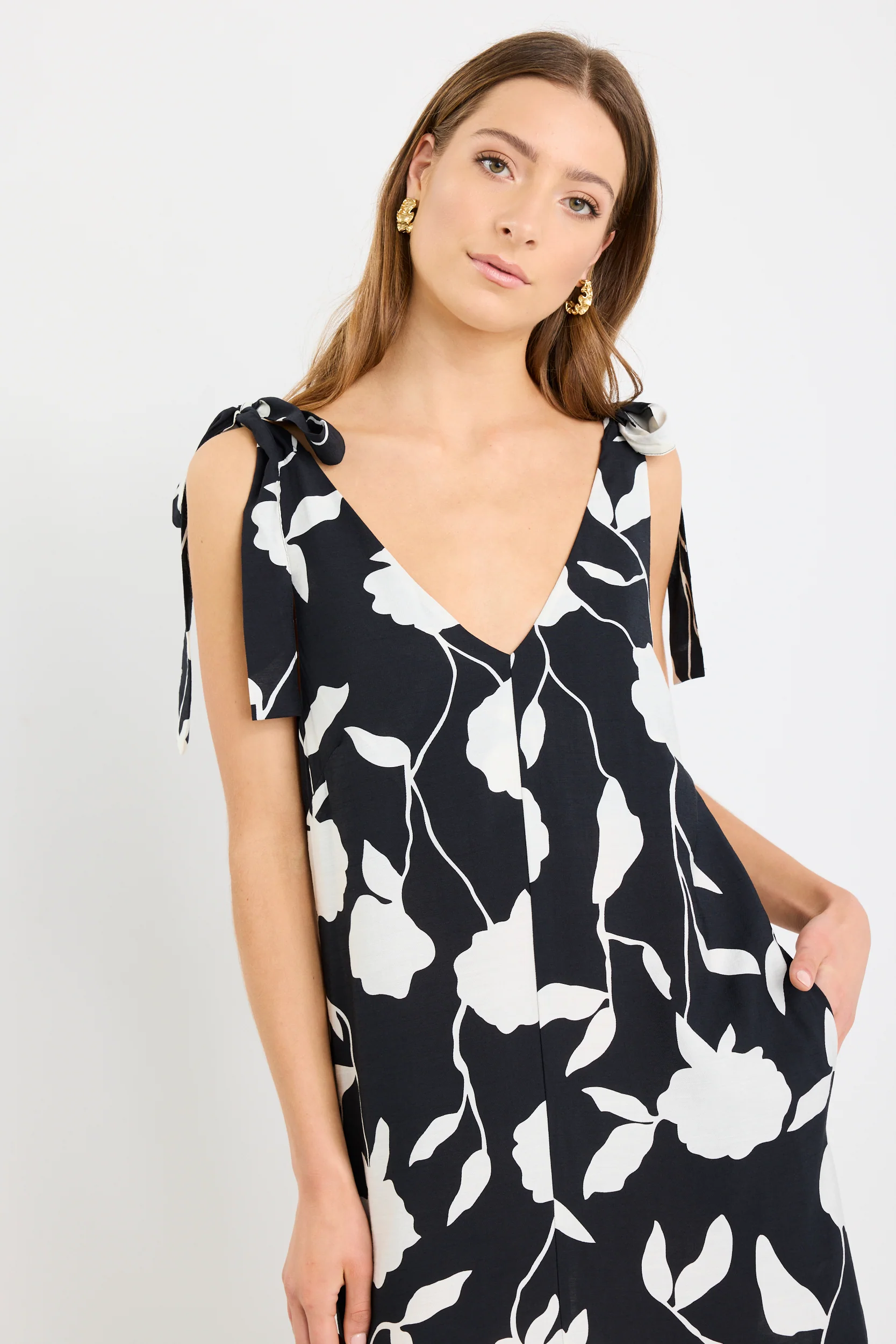 Spontaneous Black and White Floral Tie Shoulder Relaxed Midi Dress - Image 4