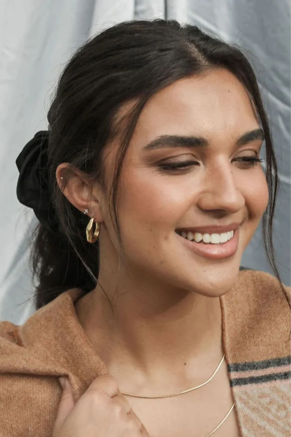 The Organic Wavy Gold Hoop Earrings - Image 3