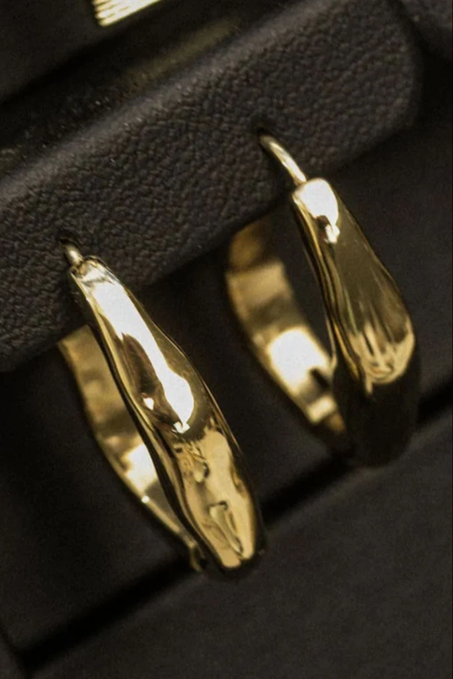 The Organic Wavy Gold Hoop Earrings - Image 4