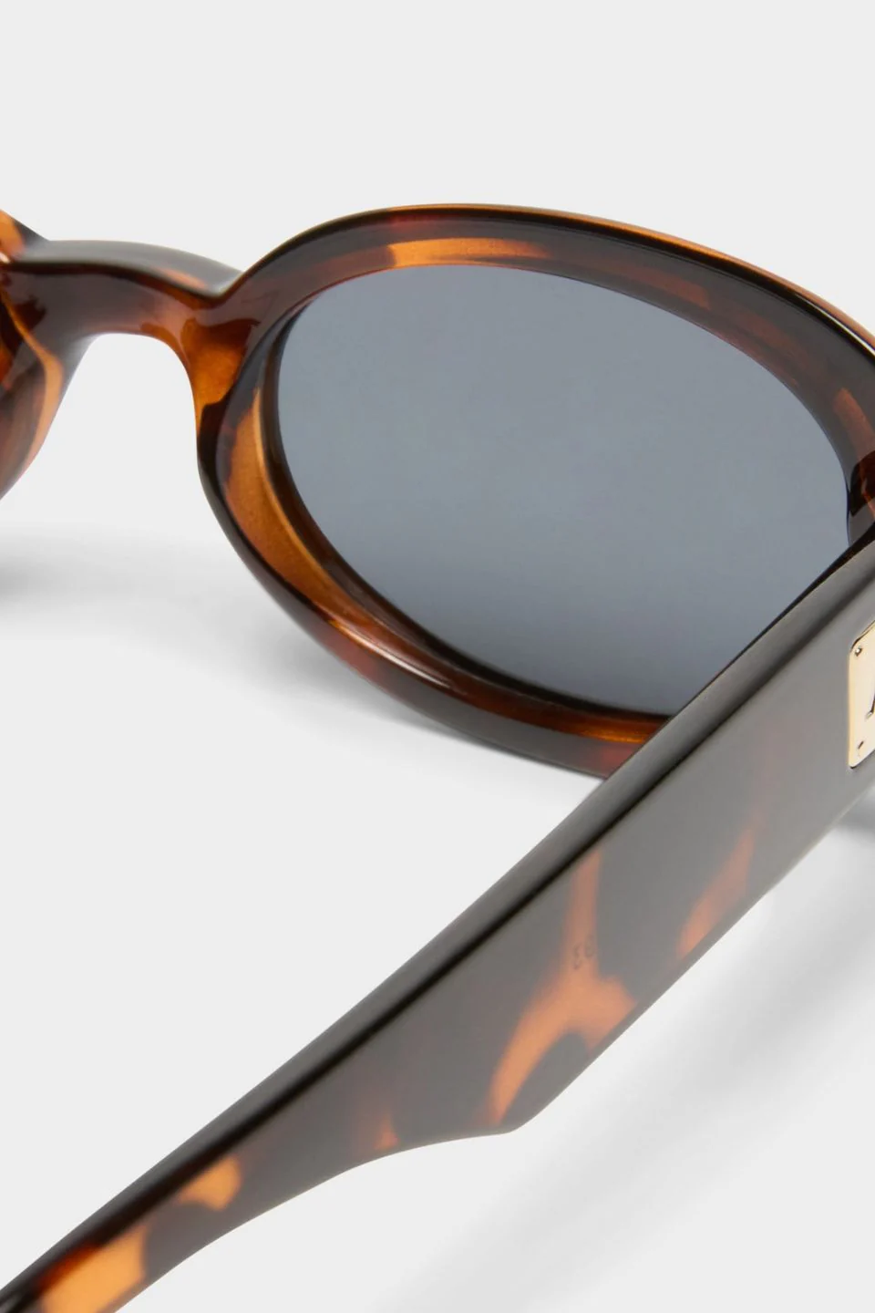 Work It Dark Tort Round Polarized Sunglasses - Image 4